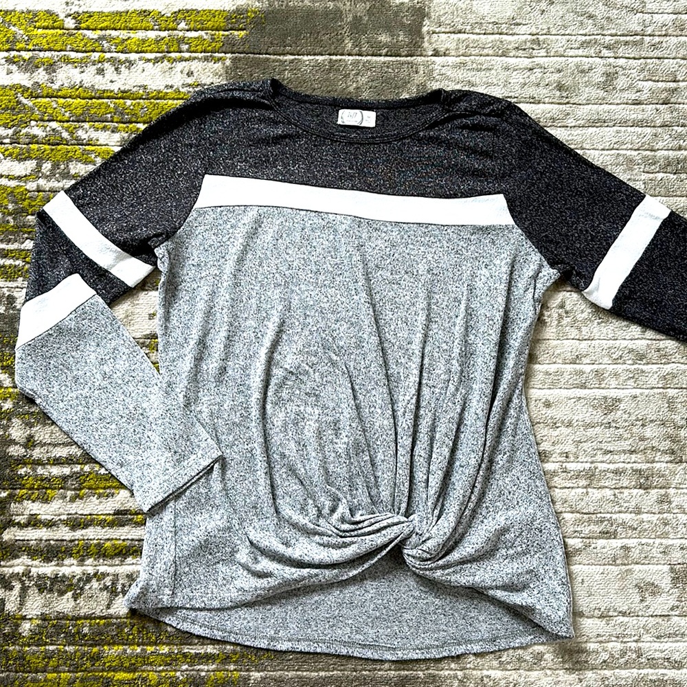 Maurices Womens 24/7 Knit Sweater Gray & White Knot Front Size Medium - Perfect!